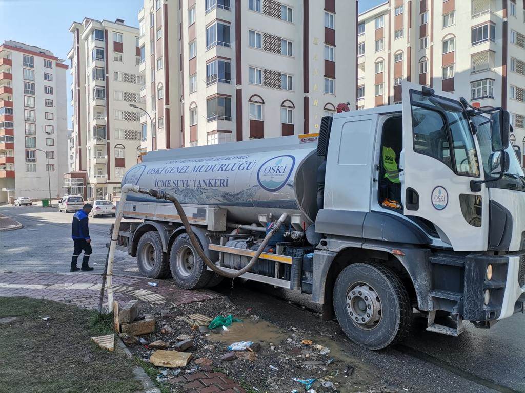 BÜYÜKŞEHİRDEN DEPREM BÖLGELERİNE 12 ADET SU TANKERİ GÖNDERİLDİ